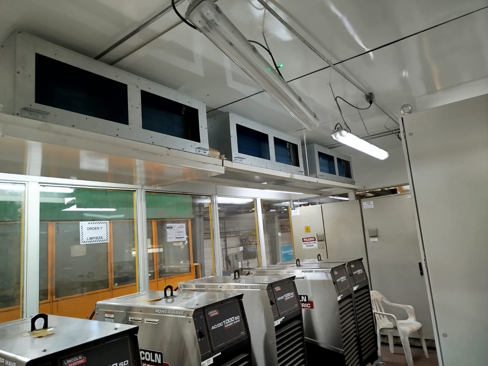 Equipos de cabina instalados sobre el área de producción